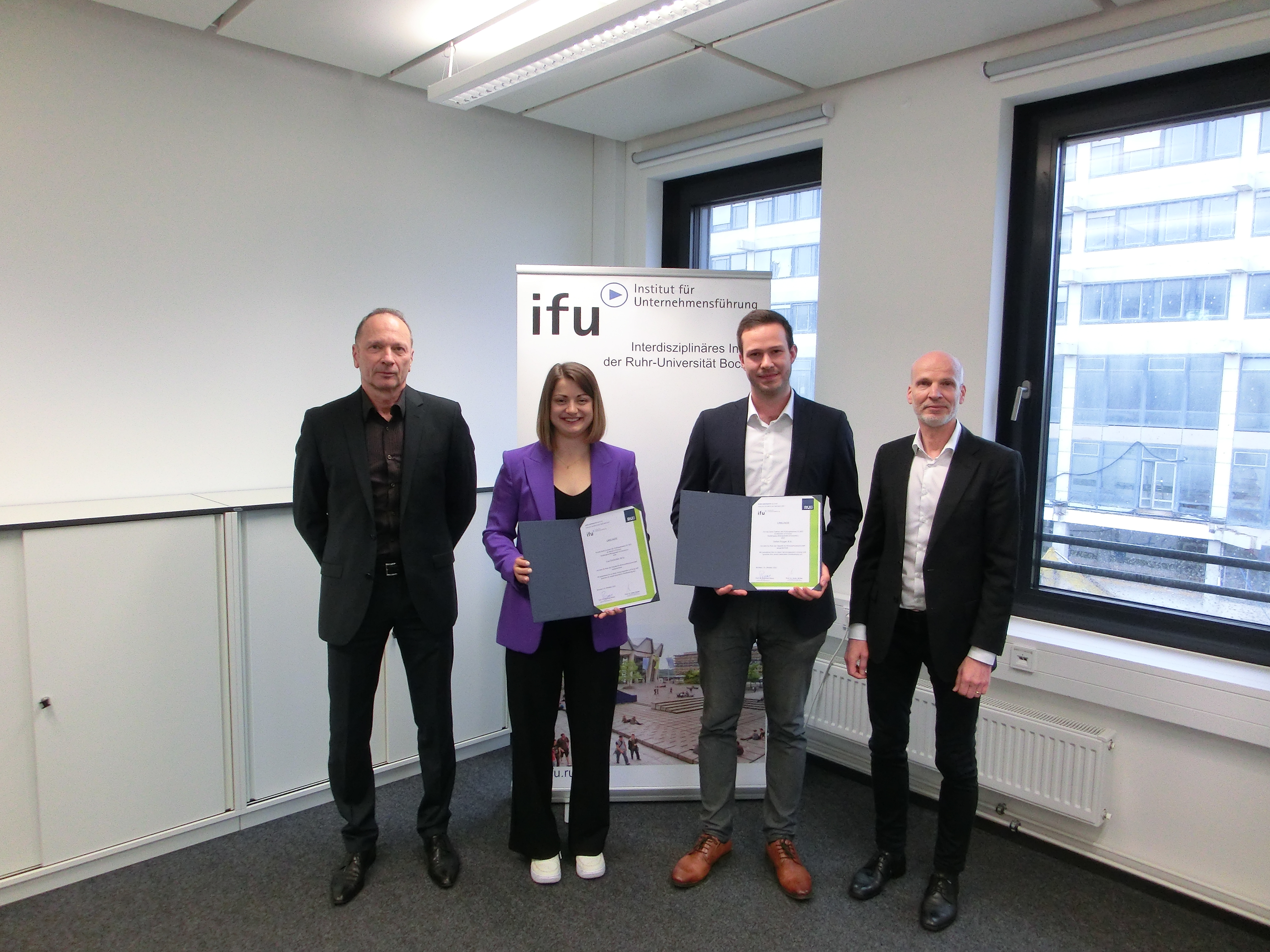 Foto der Gewinner des ifu-Preises Lisa Dorlöchter und Stefan Frigger
